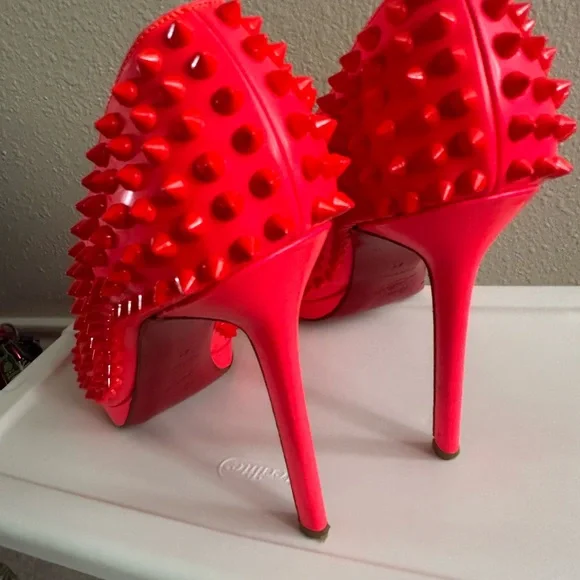Christian Louboutin - Picture 8 of 8